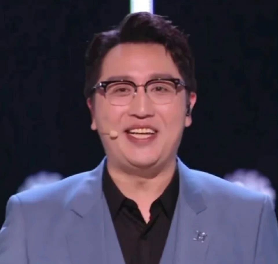 华少|鱼子酱事件旧提,华少主持被吐槽,网友太敏感还是艺人艺德走样?