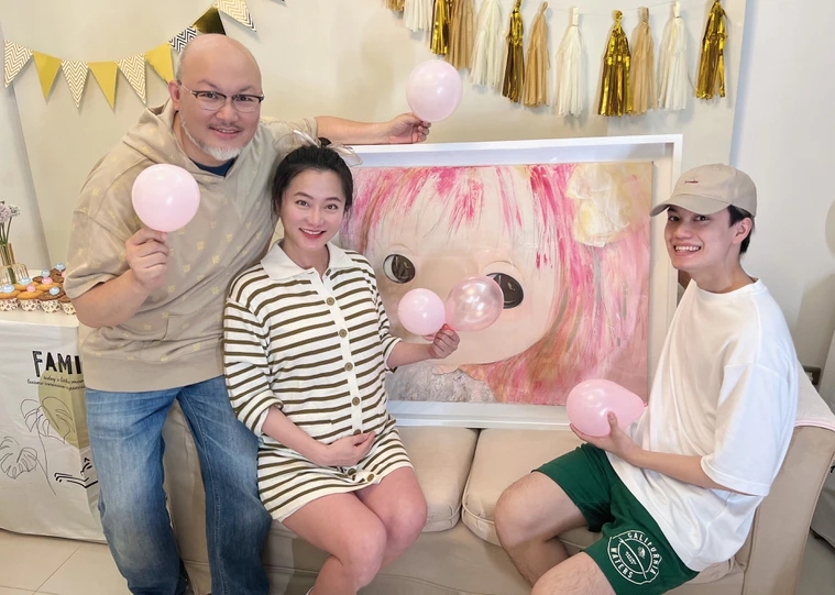 关晓彤|42岁赵小侨怀孕7个多月肝指数飙高，公布宝宝性别全家都哭了