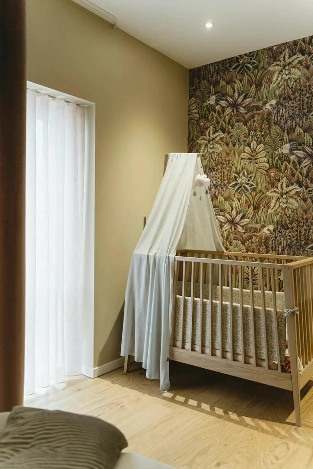 有超大落地窗的家，演绎自然材料与光线的爱情故事，柔软又温馨