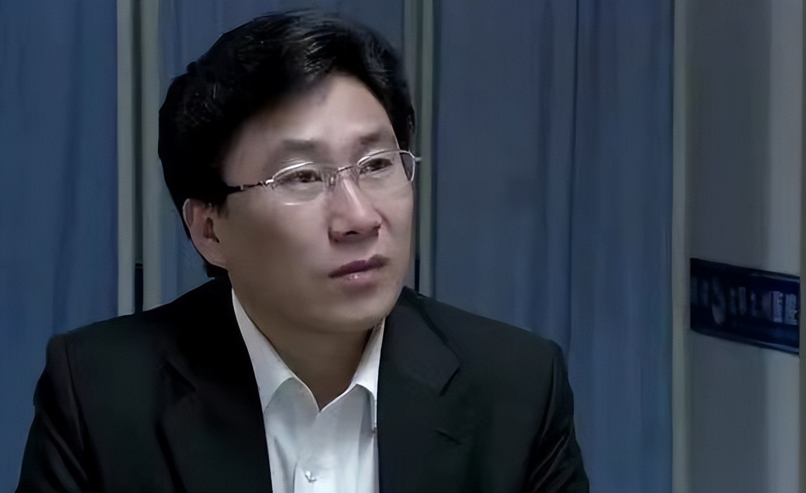 唐鉴军|53岁“谢广坤”现身商演,又唱又跳动作夸张,卖力演出表情丰富