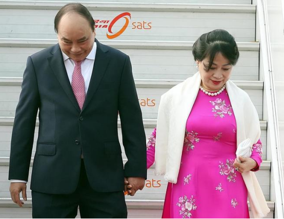 穿衣搭配|越南第一夫人:圆润的旺夫脸,身穿奥黛优雅霸气,儿女双全特爱笑