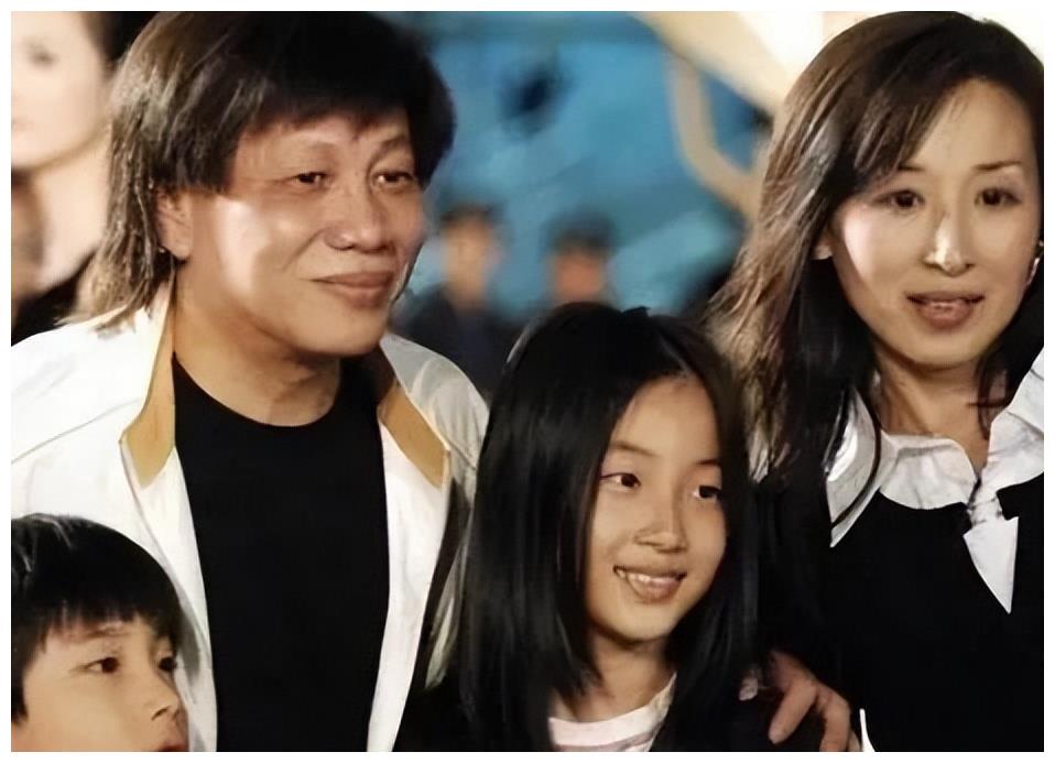 香港功夫巨星定居四川!因爱国言论被封杀,妻子惨遭泼硫酸毁容