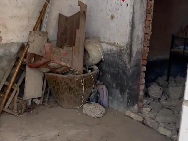 安徽一姐姐晒弟弟卧室,房屋破碎仅剩床,网友:叙利亚风格装修