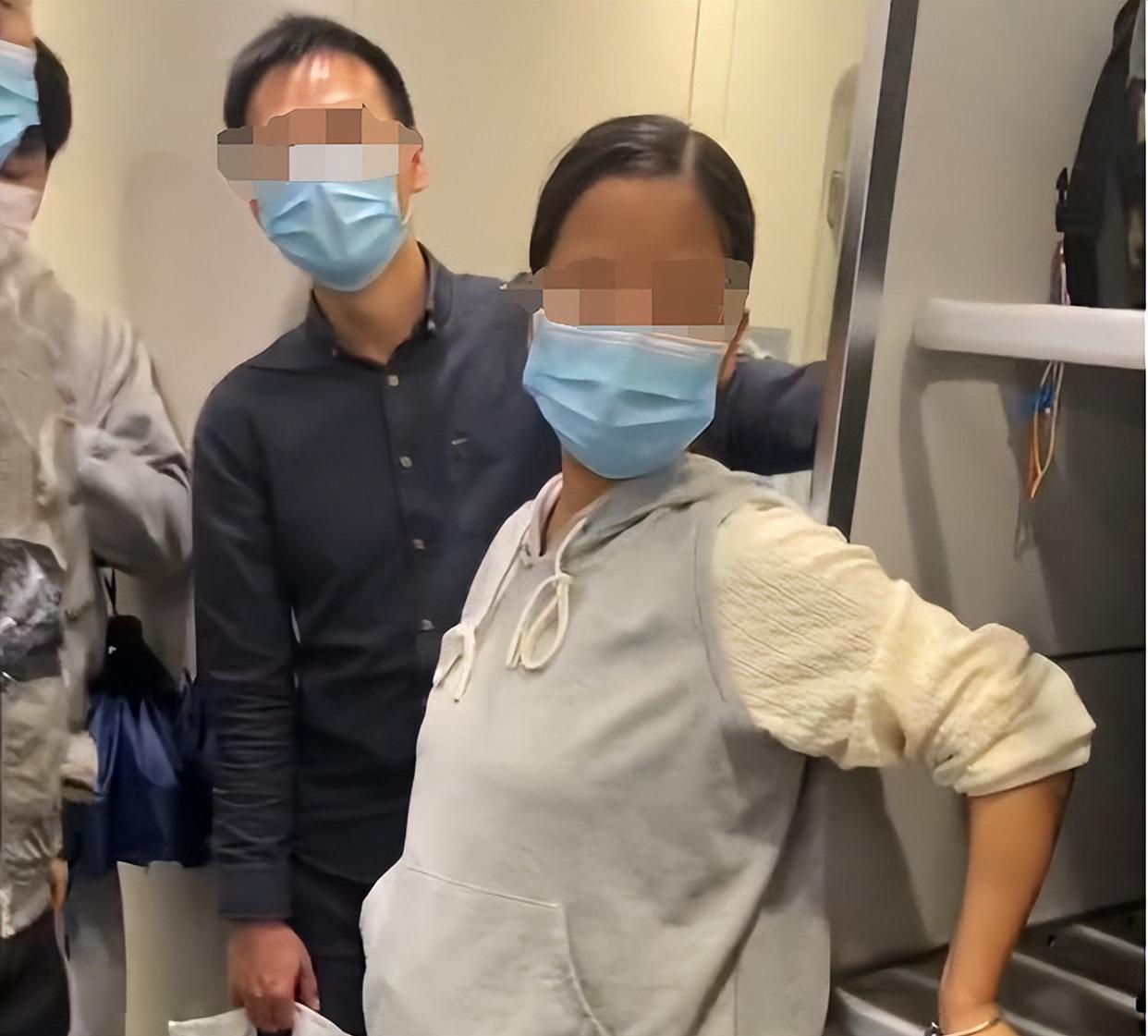 高铁要求让座的博主道歉,生活停滞闭门思过,网友留下万条指责