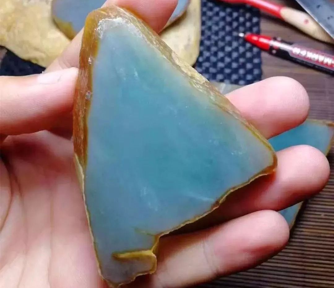 翡翠|3000买的大马坎翡翠原石，切开好惊喜，做成成品更是回味无穷！