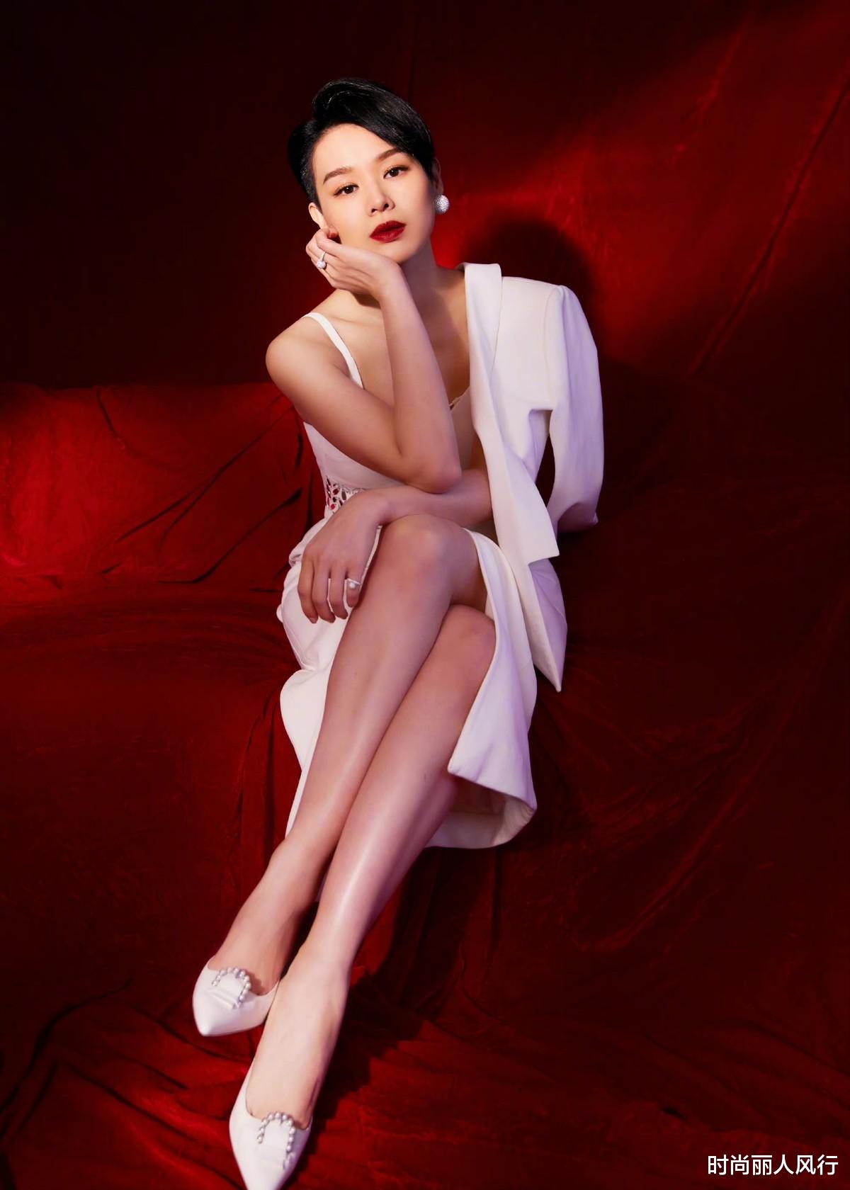 胡杏儿|胡杏儿为上《浪姐3》放大招！剪短发拍官宣海报，穿一身白太强势