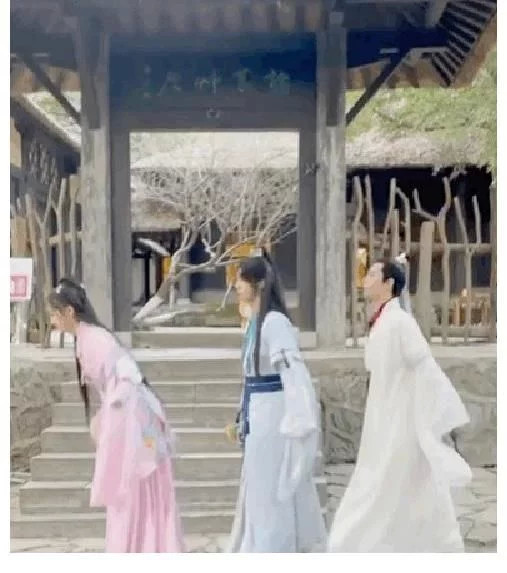 关晓彤|贾玲关晓彤扮演“大乔小乔”, 节目尬舞放飞自我,网友:反差真大