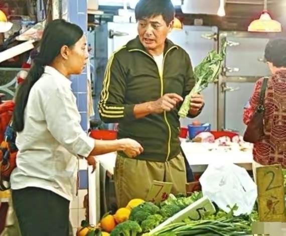 清明节|66岁周润发近状罕见曝光，满头银发好帅气，与粉丝合影接地气