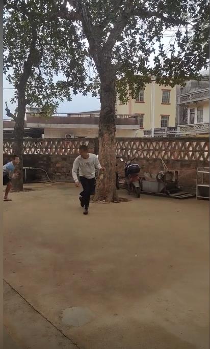 温馨!全红婵回乡探亲一家人玩丢沙包,父亲被五弟打中屁股红姐大笑