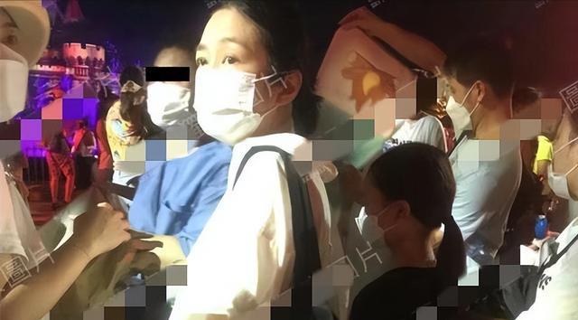 朱丽倩|刘德华妻女被拍，朱丽倩素颜出镜口罩挡不住她的美，女儿个头好高