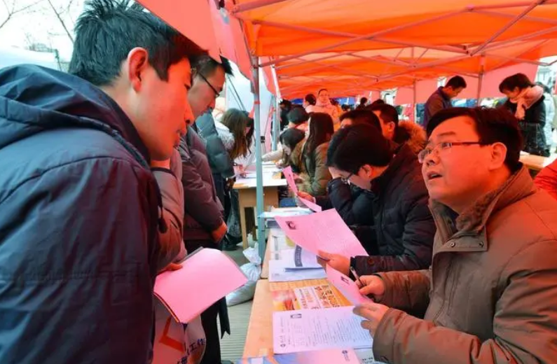 求职|“海外硕博”求职遇冷，技术过关却过不了学历关，网友: 西贝货？