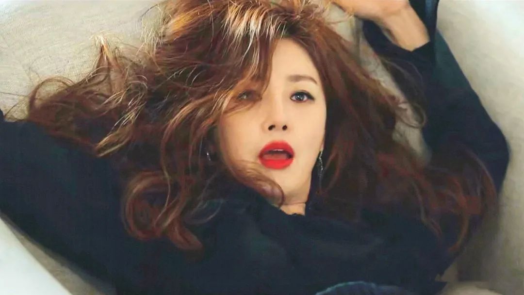 |韩国的性感妖精，风情又撩人，谈恋爱22年，你看得出已经年近50？