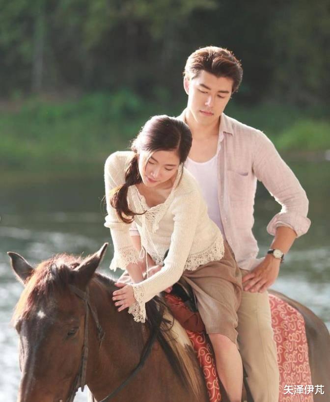 电影|偶像剧照进现实!国外顶流女星被男演员公开告白,5年友情变爱情