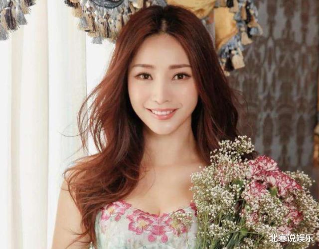 柳岩|性感!柳岩分享日常做空中瑜伽,身穿修身瑜伽服,大秀婀娜好身材