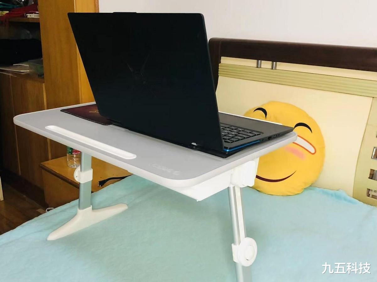 手机行业|赖床必备神器,ORICO折叠电脑桌使用分享,跟你想得很不一样