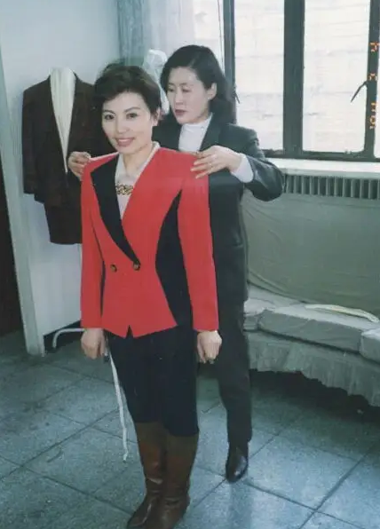 李瑞英|央视主持人李瑞英：得知儿子坠楼，含泪坚守岗位，反被骂冷血无情