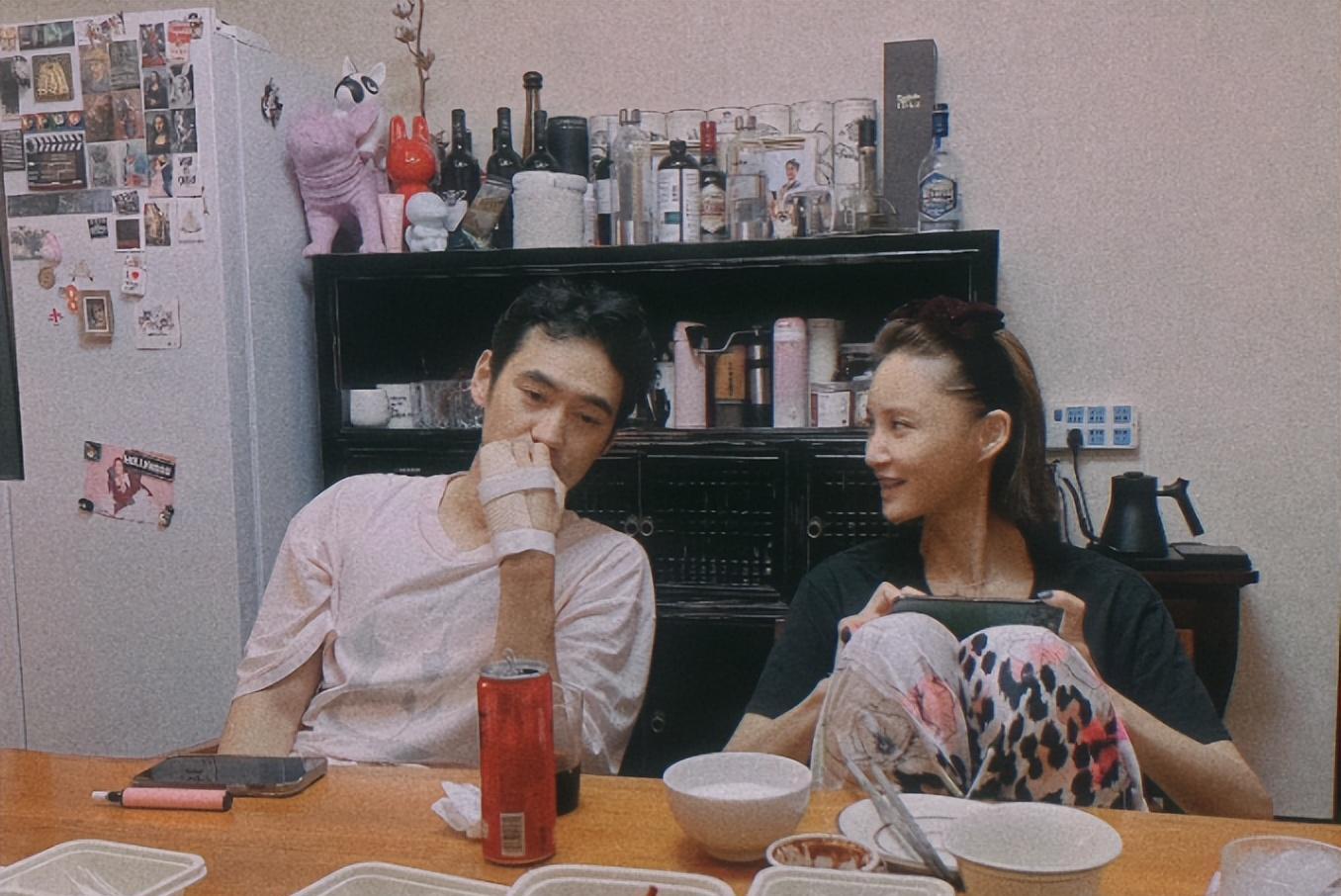 张歆艺|张歆艺与朱洁静七夕节聚餐,深夜亲自为好友下厨,老公袁弘作陪