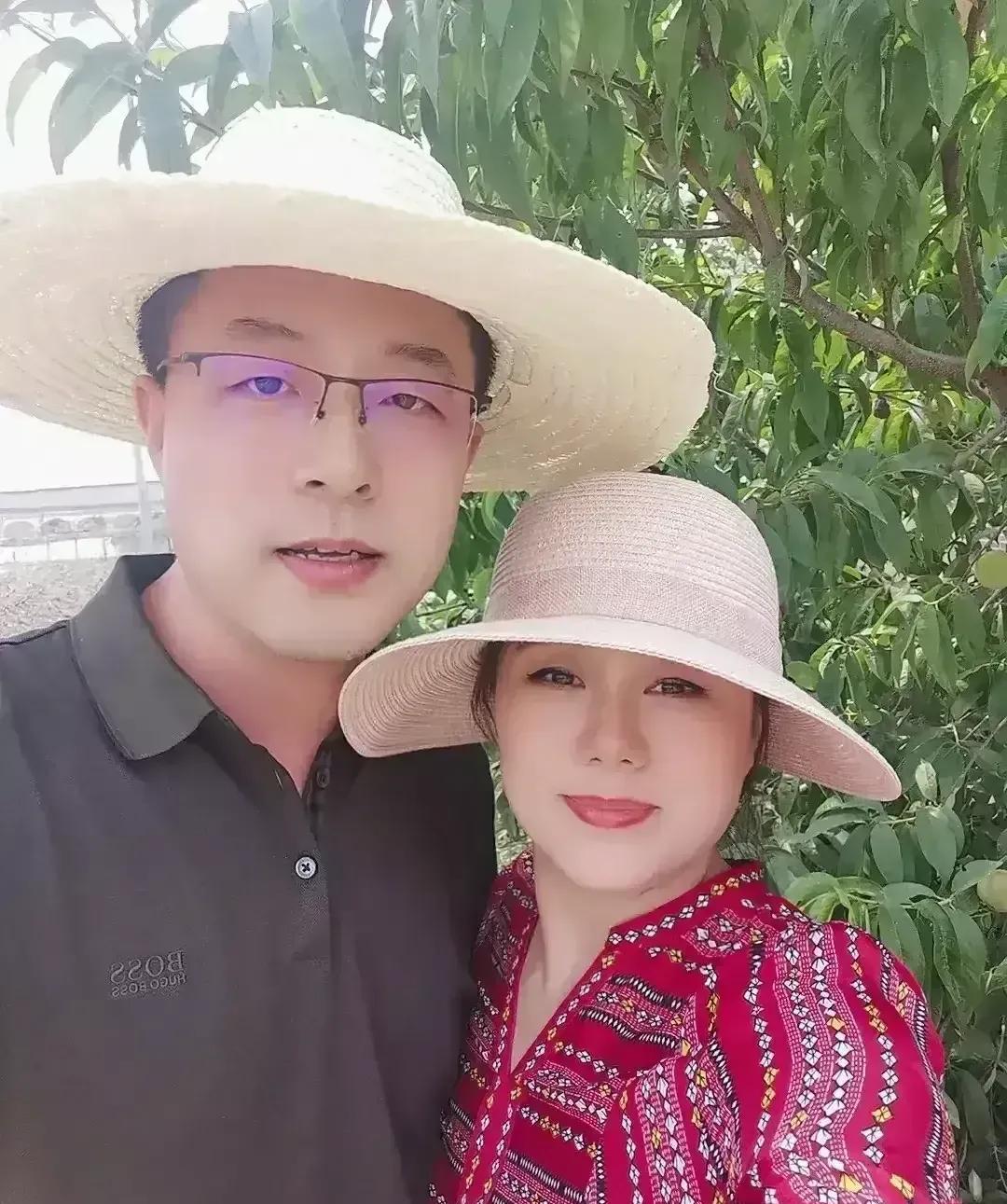 赵立坚|外交部发言人赵立坚晒出与妻子恩爱的夫妻照，家庭和睦，羡煞旁人