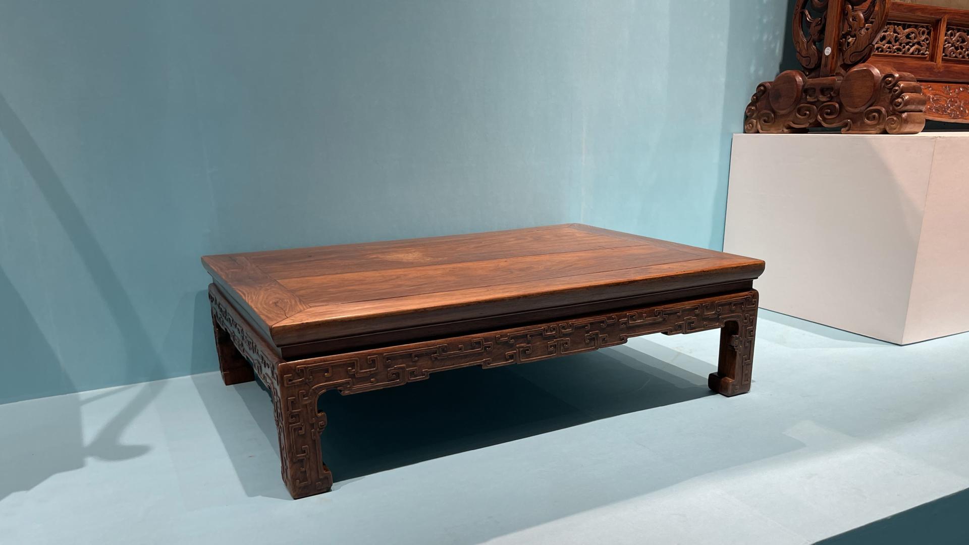 老底保存较好，黄花梨拐子纹炕桌43.7万成交