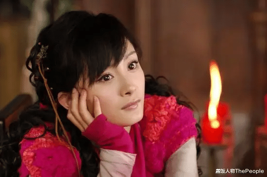 阿Sa|同样头插羽毛，蔡卓妍灵动、周迅美成经典，杨幂“晴雯”太辣眼