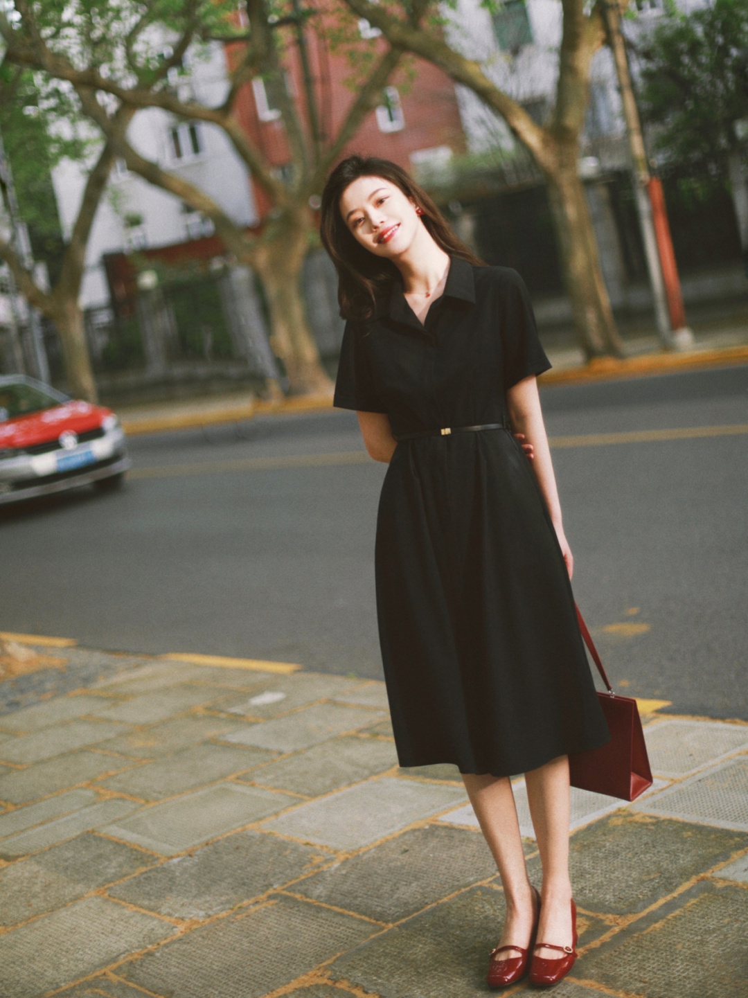 40岁的女人这样穿就很美!一条连衣裙穿出气质感,温柔优雅又洋气