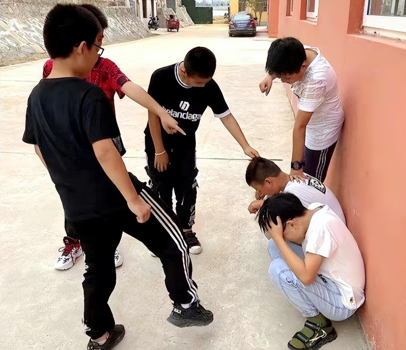 网传南昌14岁女学生遭霸凌,疑似被逼喝下尿液,家长表示绝不私了