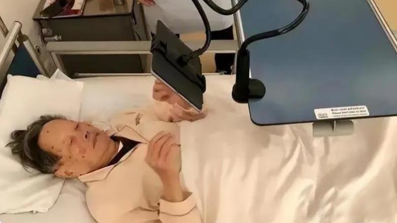翁帆|100岁杨振宁病床照曝光，杨老工作精神惹人敬！翁帆母亲现身探望