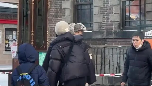 鹿晗|鹿晗关晓彤日本过除夕,导演刘信达发文怒批,对节日没有敬畏之心