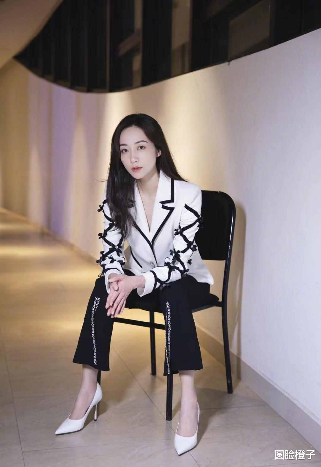 职业教育|韩雪戴贝雷帽太有气质了，一身西装长发披肩，给人岁月静好的美感