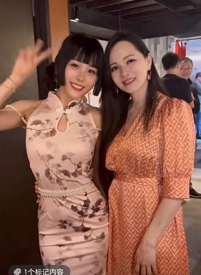 伊能静|伊能静在纽约被网红偶遇,态度友好亲切,颜值不输给20多岁的女生