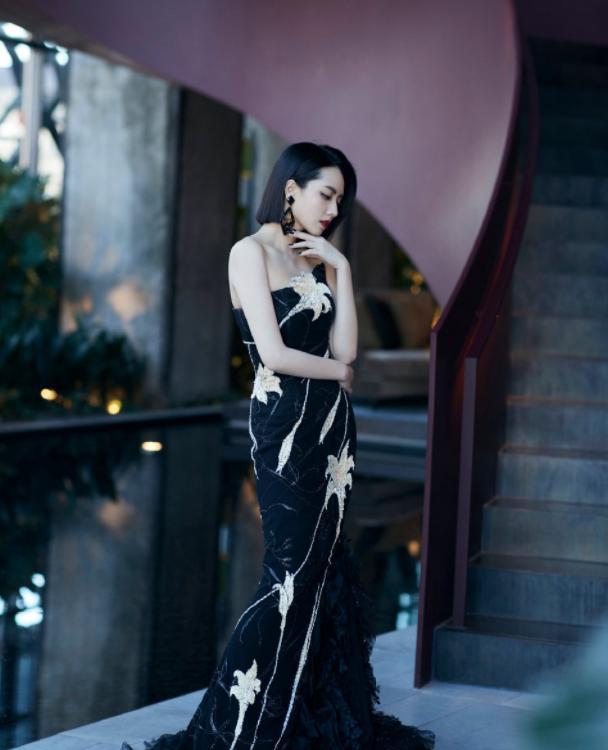 刘惜君|刘惜君穿19年前礼服裙,身着黑色收藏级高定长裙出席盛典活动