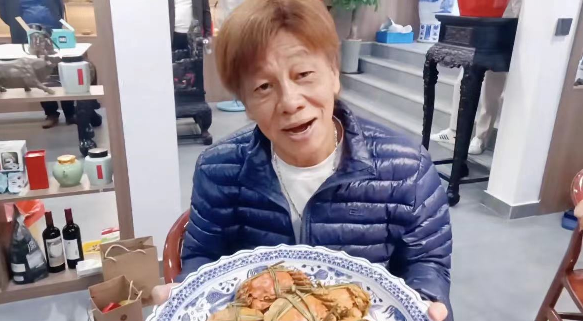 港星梁小龙定居成都放飞自我,深夜在大街上打拳,不顾形象惹争议