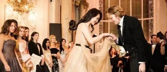 章泽天|4位内地豪门阔太现状，姚安娜母亲已离婚，章泽天夫妇身家千亿