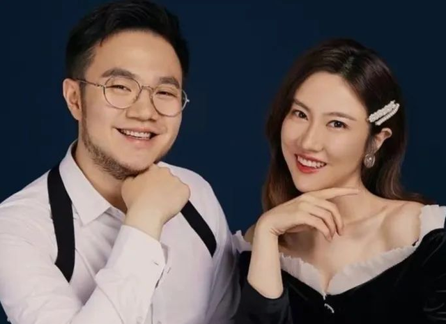 巴图|巴图首晒一家4口合照,儿子像妈妈,网友:摆脱英式大饼脸