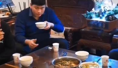 陈萌|陈萌和父母到小伟家做客,饭菜稍显寒酸,朱小伟却一心只顾着吃