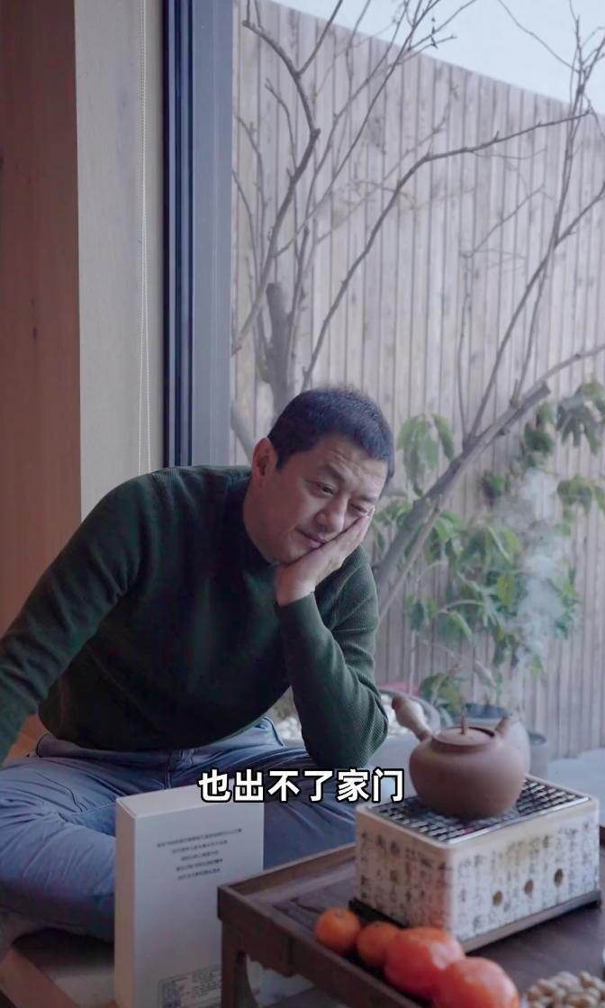 李亚鹏|51岁李亚鹏陪妻子在家煮茶唱歌烤橘子,豪宅宽敞别致超大庭院曝光