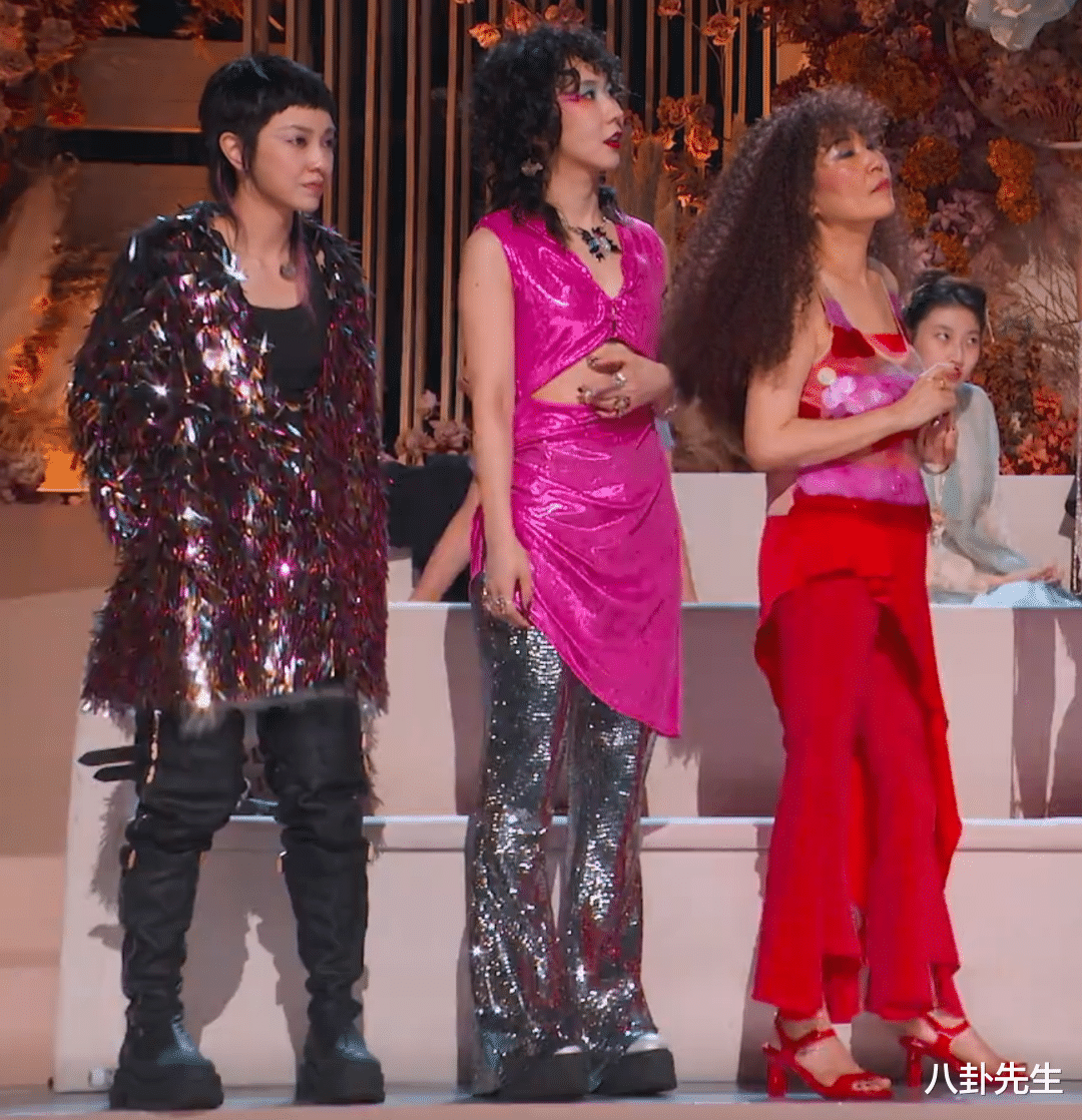 姐姐|《乘风破浪》姐姐成团造型太难看,离开滤镜后变乡村大舞台