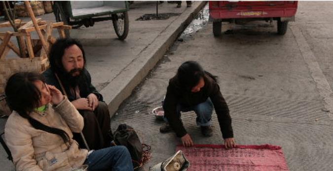 大爷|起底“职业乞讨者”:白天做生意晚上乞讨,吃香喝辣有车有房