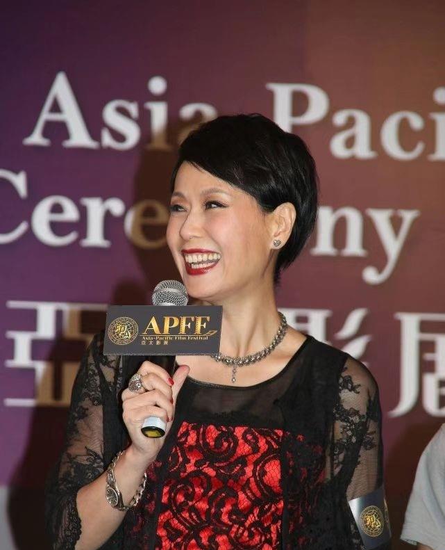 郑佩佩|76岁郑佩佩与叶童同框，一个自然老去太和蔼，一个浓妆艳抹超强势