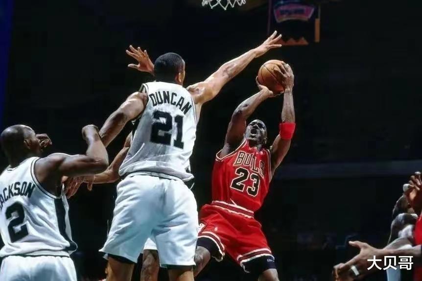 查尔斯·巴克利|21世纪NBA仅有6位超巨：邓肯巅峰硬刚鲨鱼科比，字母哥还不够格