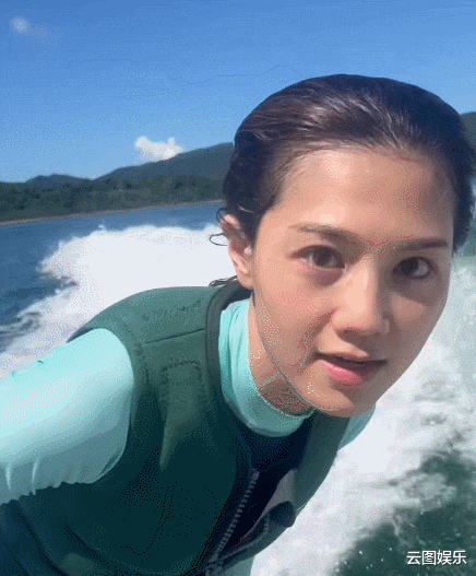 周秀娜|37岁女神周秀娜出海冲浪！光脚踩滑板长腿瞩目，男友人大花臂抢镜