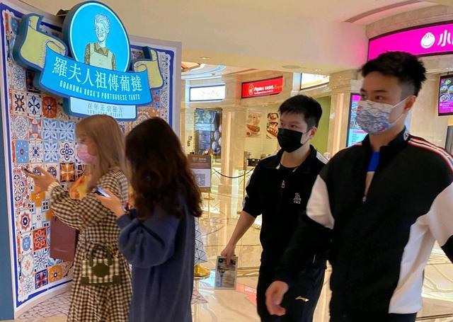 周启豪|领先后要保住优势，周启豪击败年轻小将，打进了男单正赛
