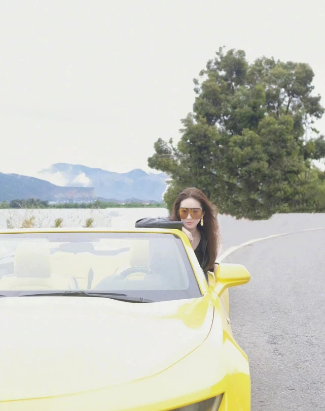 刘亦菲|刘亦菲终于高调起来!穿皮衣套装变身酷飒女主,坐跑车尽显豪门范