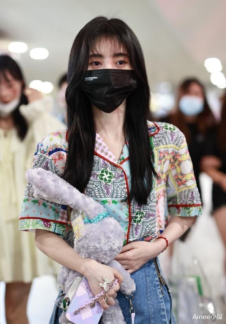 鞠婧祎|鞠婧祎穿件衬衫都挺扎眼,配黑色抹胸秀出腰身,配短靴真挺瘦的