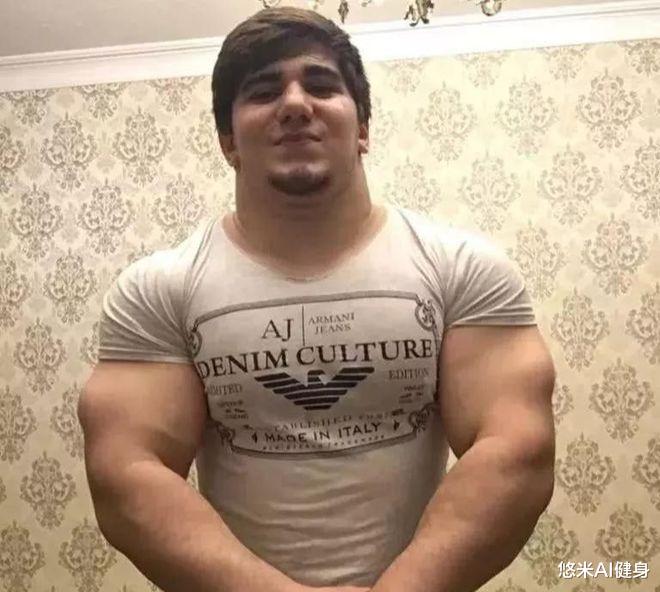 哑铃|25岁俄罗斯大力水手，手臂围度超过60厘米，4个动作练厚肱二头肌