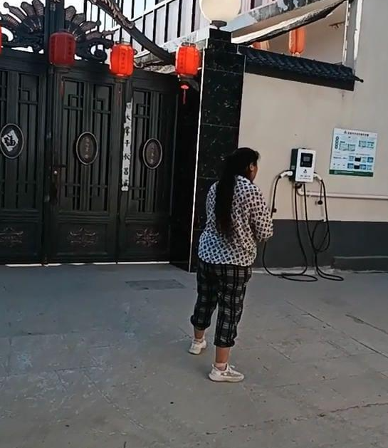 朱之文|陈萌开车去找朱小伟,大衣哥亲自指挥停车,大衣嫂千防万防仍被拍