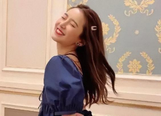 张子萱|38岁张子萱晒与育儿嫂合照，小腹凸起疑似怀三胎，后者发声引争议