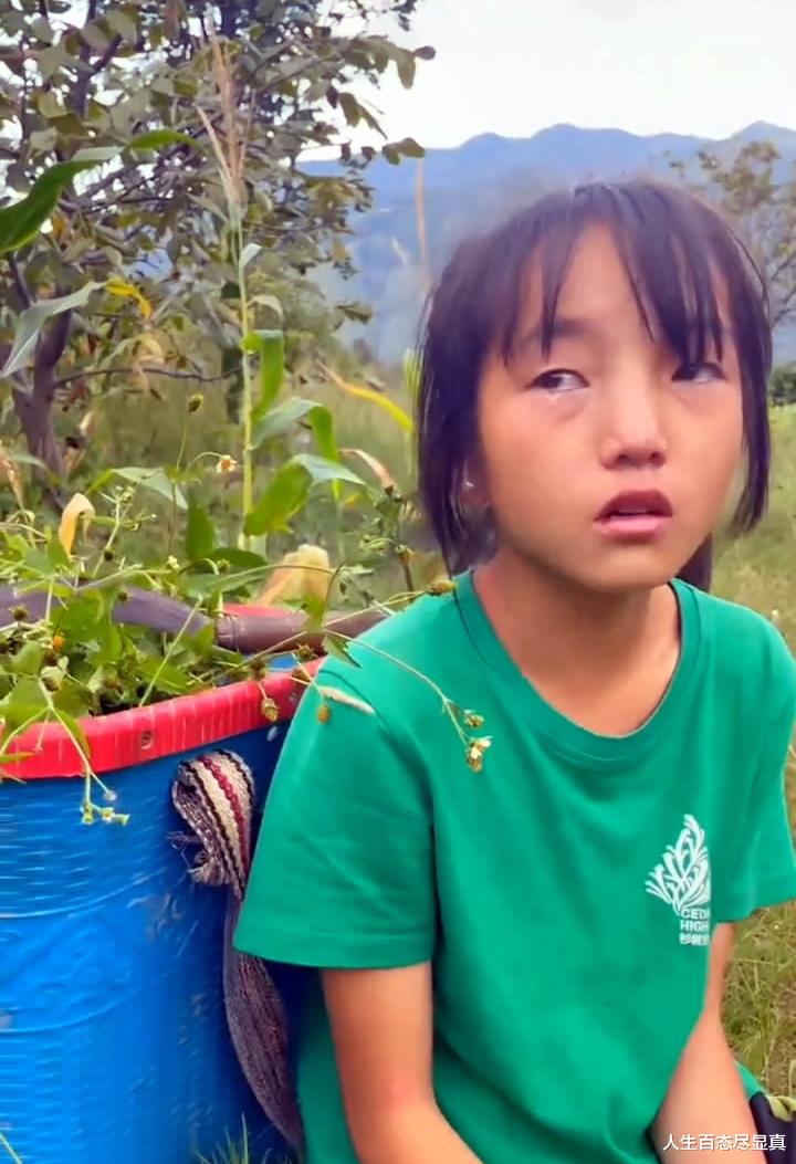 ?爸爸去世后妈妈改嫁,10岁女孩活成孤儿,爸爸说过带她去看猴子