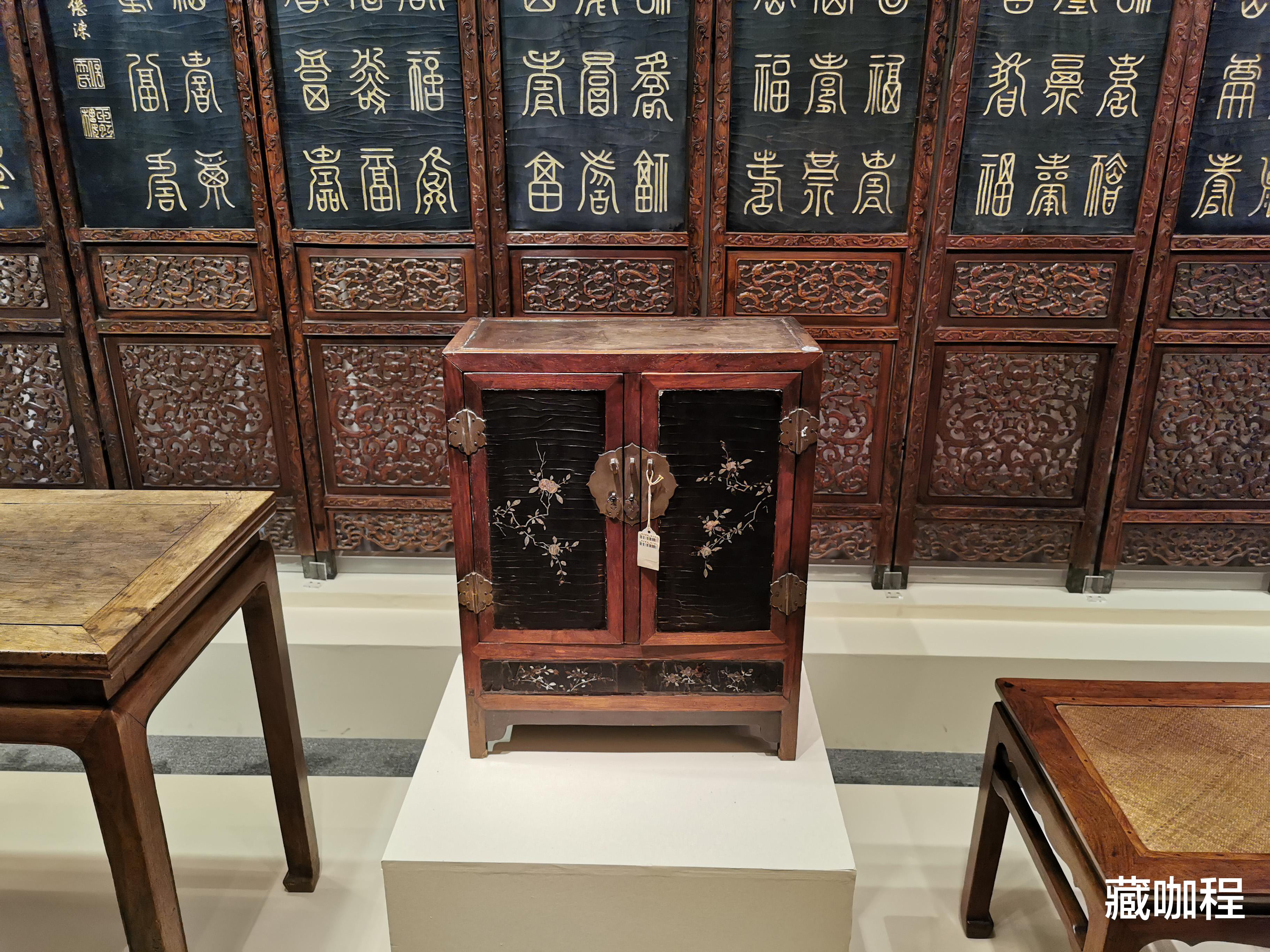 |估价四五十万元,黄花梨框黑漆面小方角柜流拍