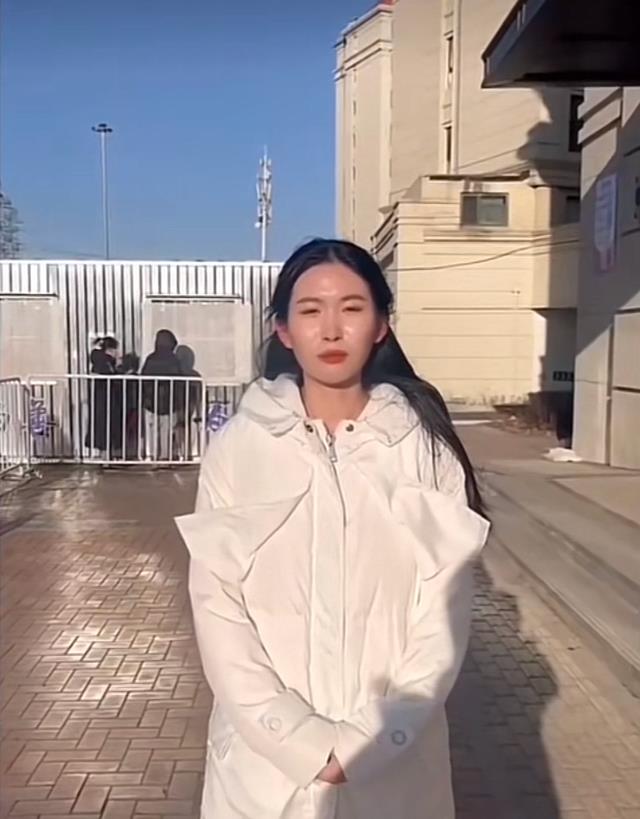 女子接连失业,被诊断出抑郁症,在闺蜜的怂恿下当众唱跳发泄情绪